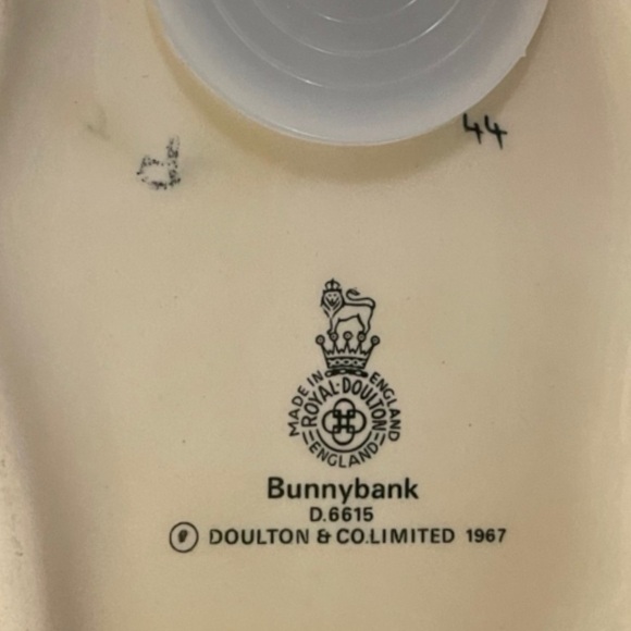 1967 Royal Doulton Bunnykins Charming Brown and Red Drummer Bunny Figurine - Picture 3 of 15